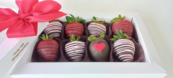 Caja con 8 Fresas con Chocolate